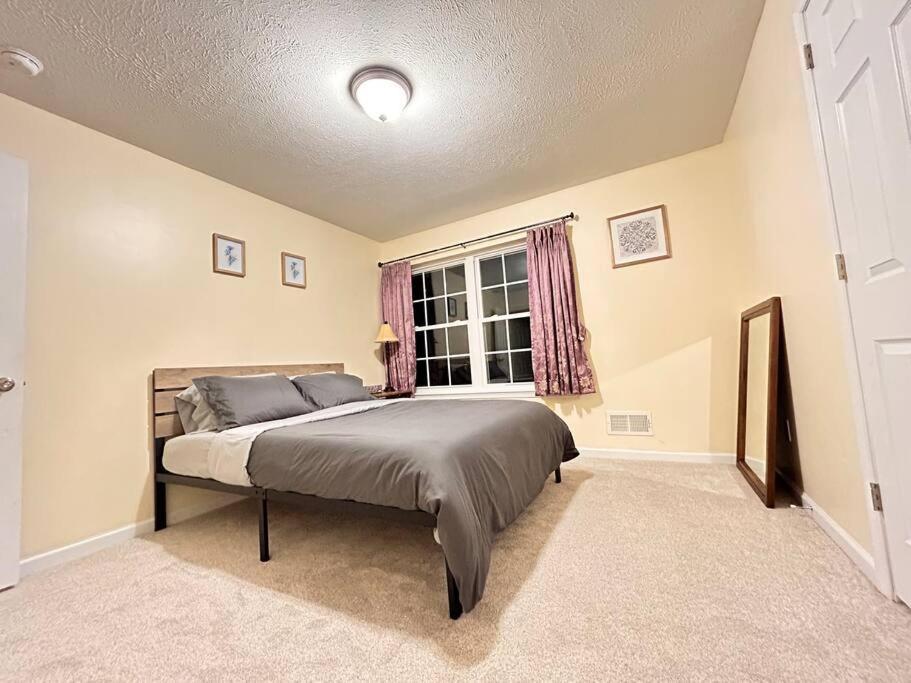 Modern 5 Bedroom Pocono House - Jacuzzi - Gameroom - Near - Golf Couse Tobyhanna