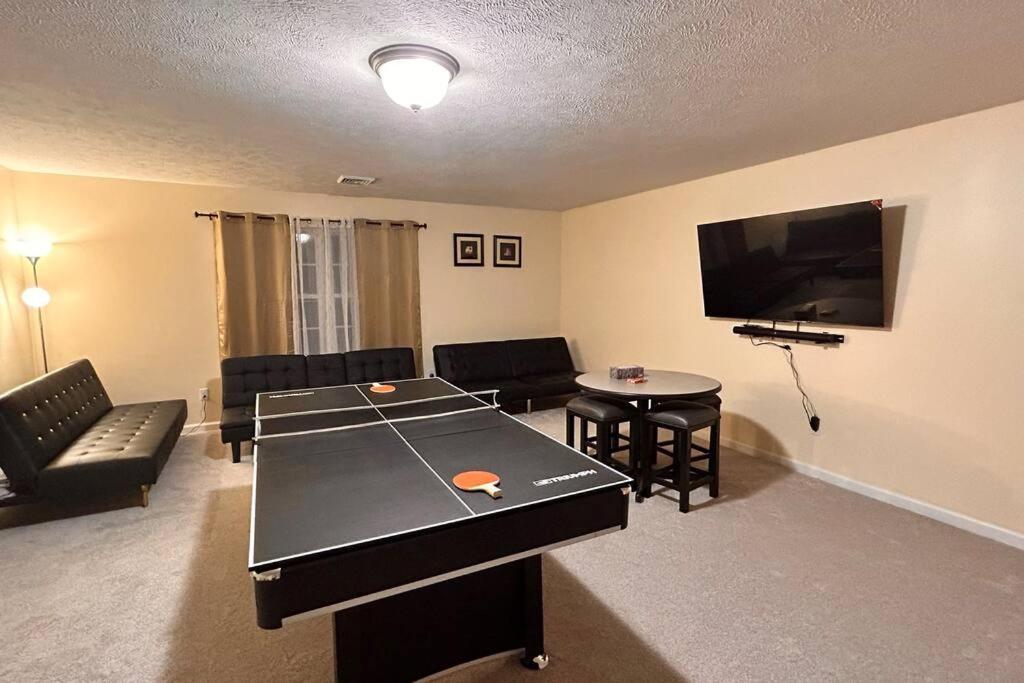 Modern 5 Bedroom Pocono House - Jacuzzi - Gameroom - Near - Golf Couse Holiday home *