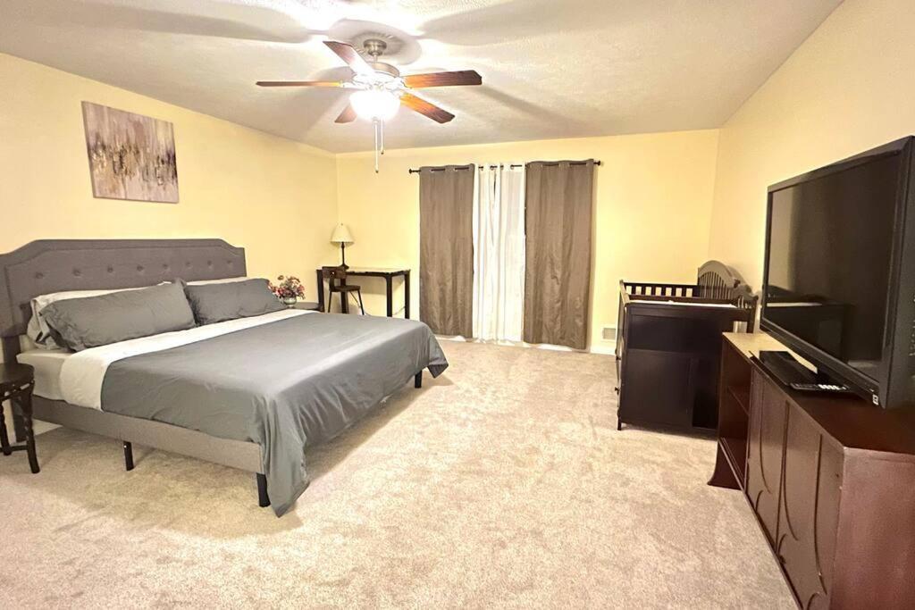 Modern 5 Bedroom Pocono House - Jacuzzi - Gameroom - Near - Golf Couse *