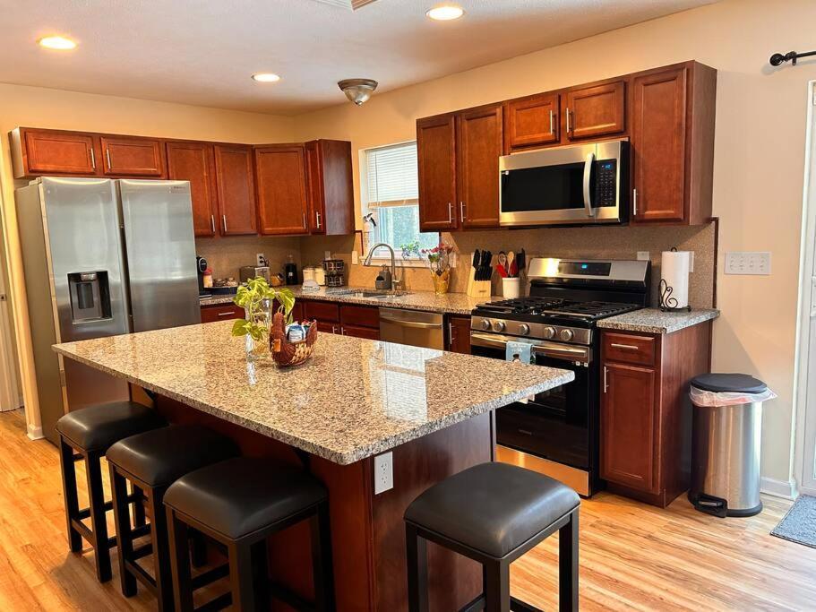 Modern 5 Bedroom Pocono House - Jacuzzi - Gameroom - Near - Golf Couse