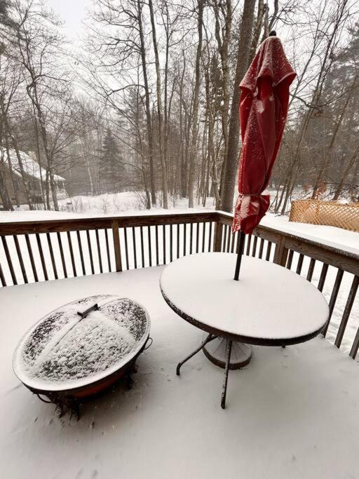 Modern 5 Bedroom Pocono House - Jacuzzi - Gameroom - Near - Golf Couse Holiday home Tobyhanna