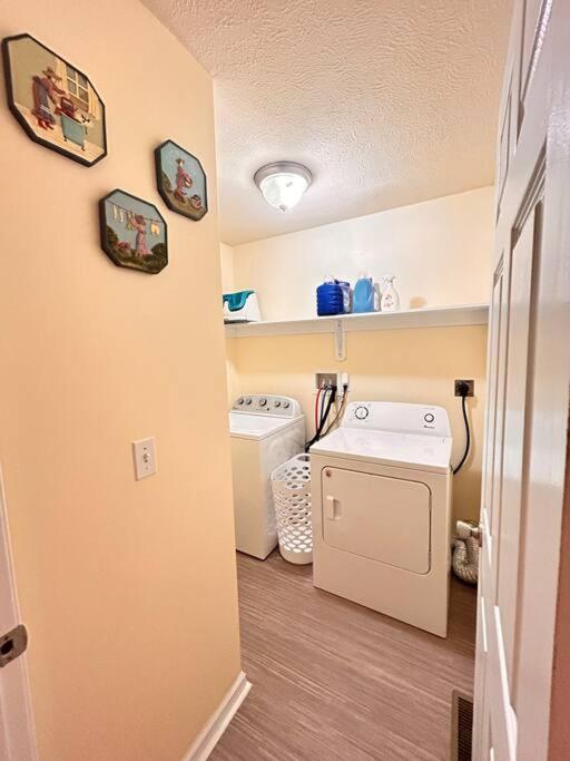 Modern 5 Bedroom Pocono House - Jacuzzi - Gameroom - Near - Golf Couse