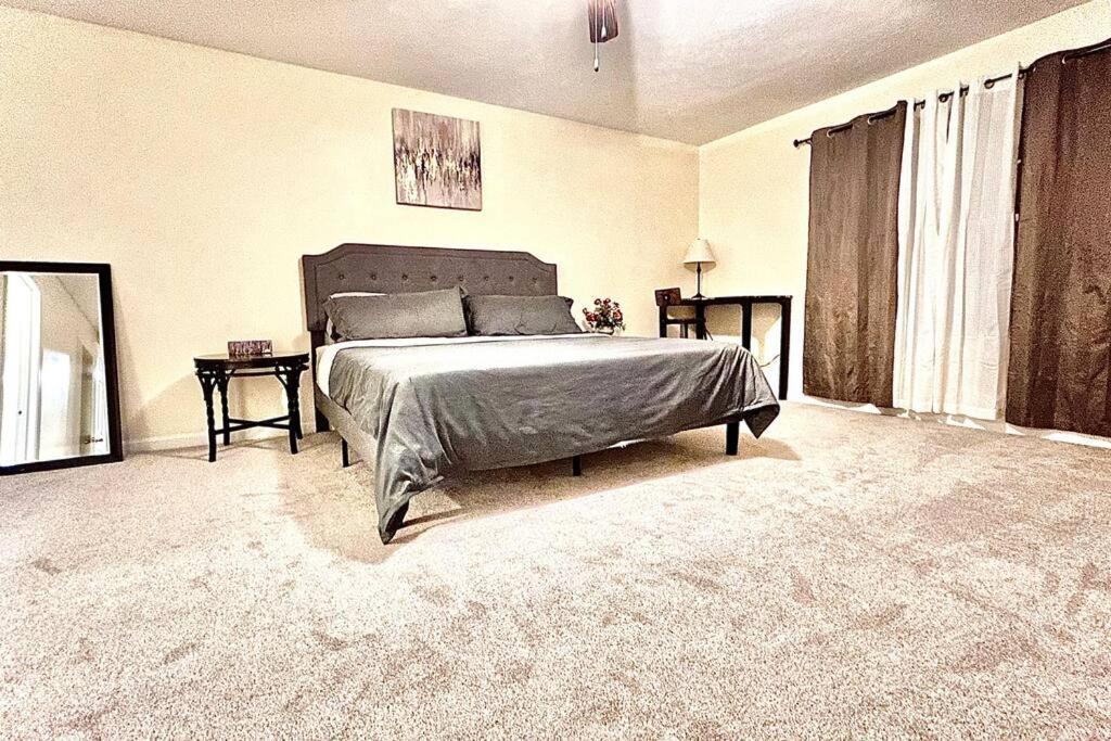 Modern 5 Bedroom Pocono House - Jacuzzi - Gameroom - Near - Golf Couse Holiday home