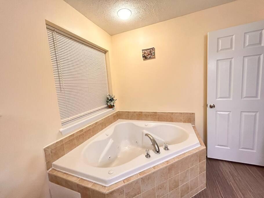 Holiday home Modern 5 Bedroom Pocono House - Jacuzzi - Gameroom - Near - Golf Couse