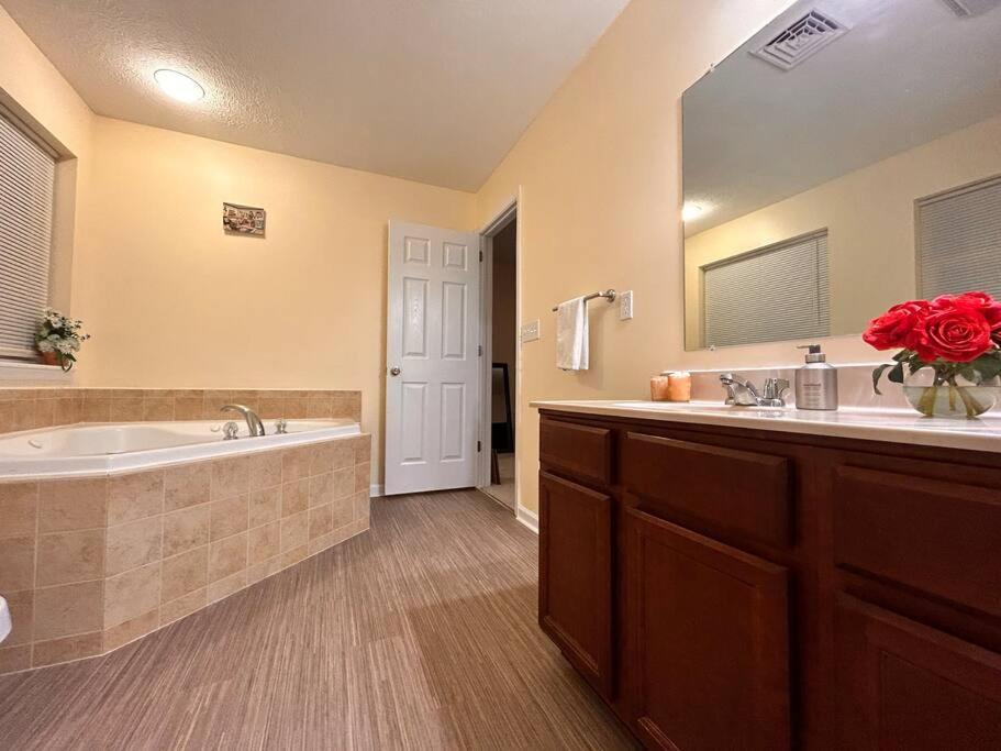 Holiday home Modern 5 Bedroom Pocono House - Jacuzzi - Gameroom - Near - Golf Couse Tobyhanna