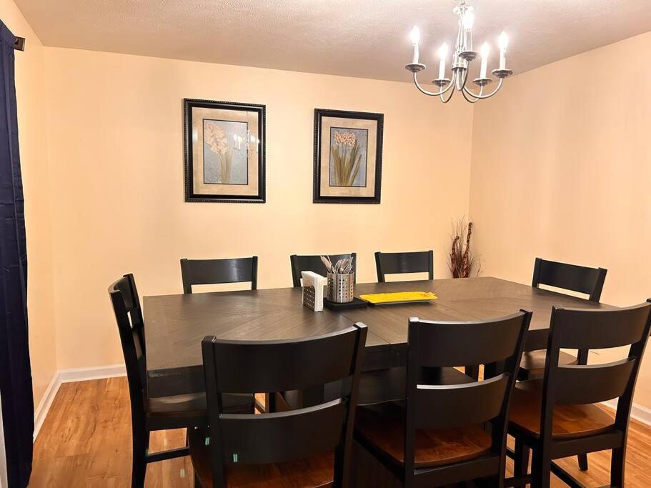 Modern 5 Bedroom Pocono House - Jacuzzi - Gameroom - Near - Golf Couse Holiday home *