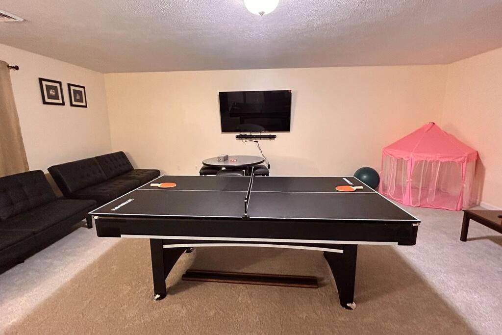 Modern 5 Bedroom Pocono House - Jacuzzi - Gameroom - Near - Golf Couse *