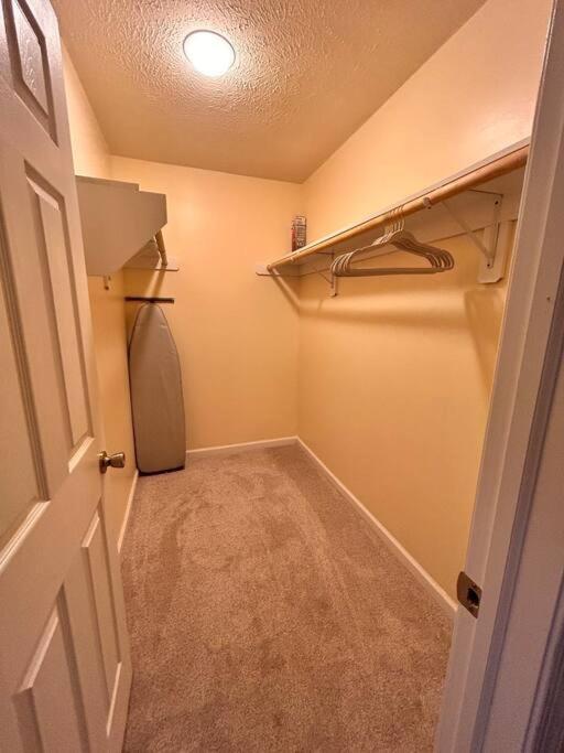 Modern 5 Bedroom Pocono House - Jacuzzi - Gameroom - Near - Golf Couse Holiday home