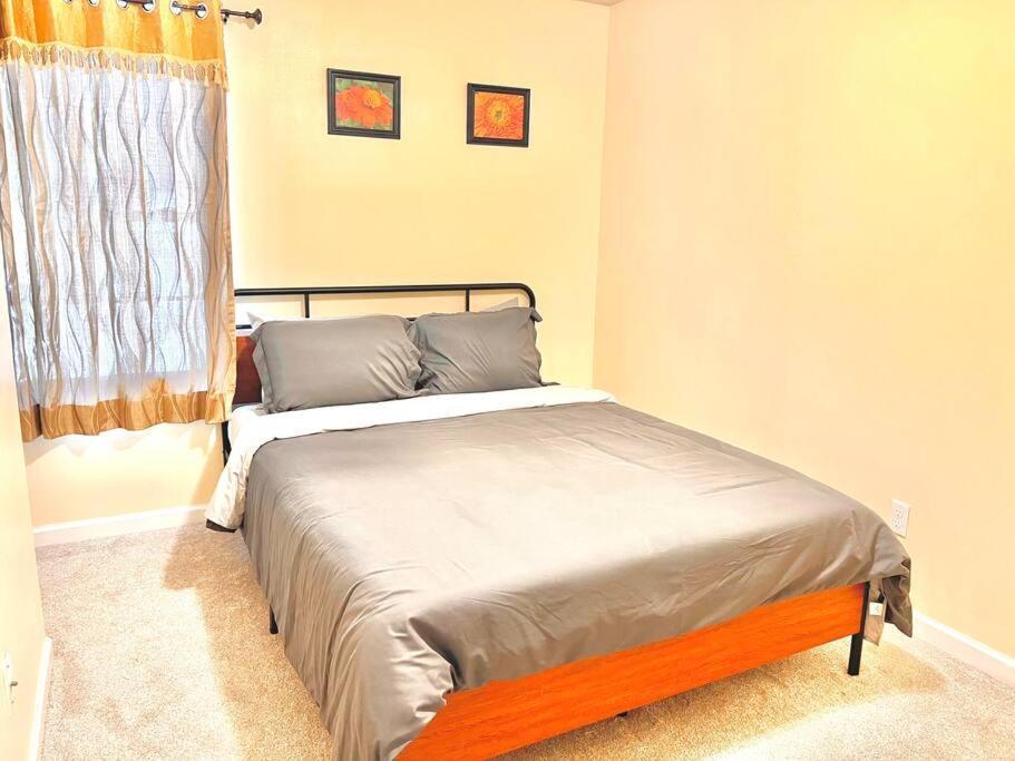 Modern 5 Bedroom Pocono House - Jacuzzi - Gameroom - Near - Golf Couse Holiday home *