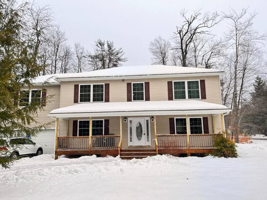 Modern 5 Bedroom Pocono House - Jacuzzi - Gameroom - Near - Golf Couse * Tobyhanna
