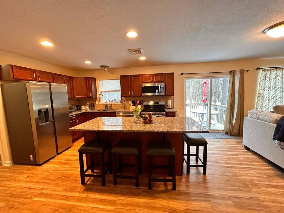 Modern 5 Bedroom Pocono House - Jacuzzi - Gameroom - Near - Golf Couse Holiday home *