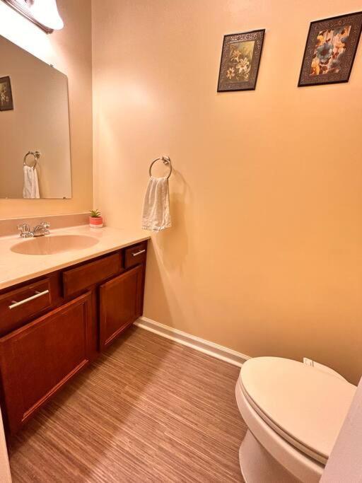 Modern 5 Bedroom Pocono House - Jacuzzi - Gameroom - Near - Golf Couse Holiday home
