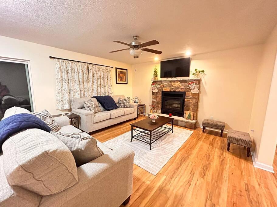 Holiday home Modern 5 Bedroom Pocono House - Jacuzzi - Gameroom - Near - Golf Couse