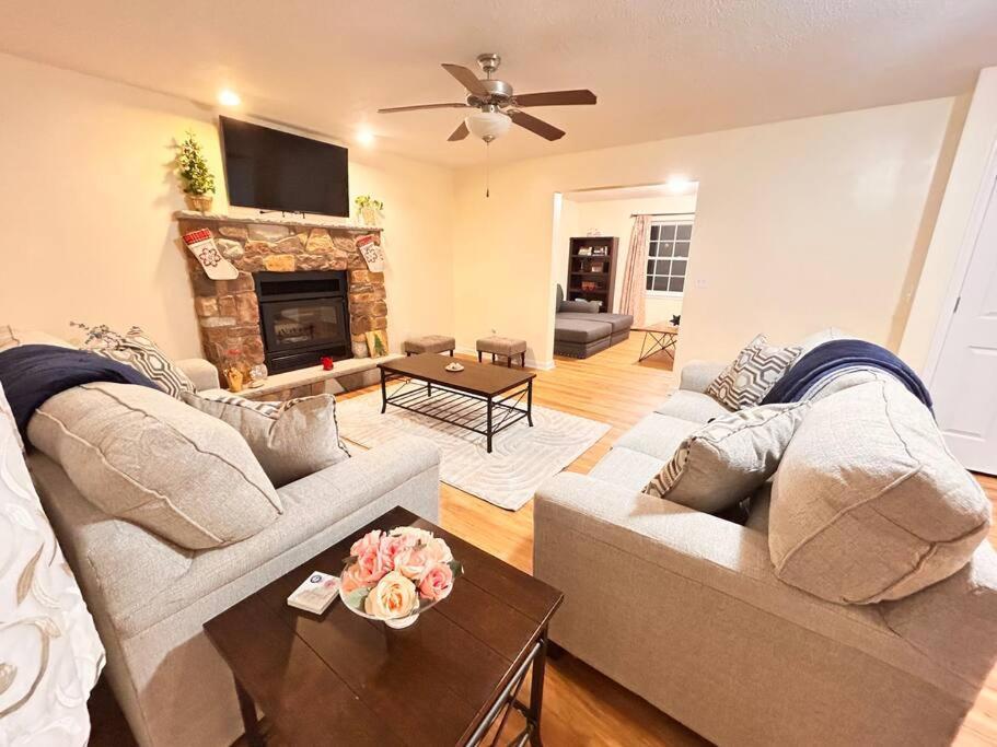 Holiday home Modern 5 Bedroom Pocono House - Jacuzzi - Gameroom - Near - Golf Couse *